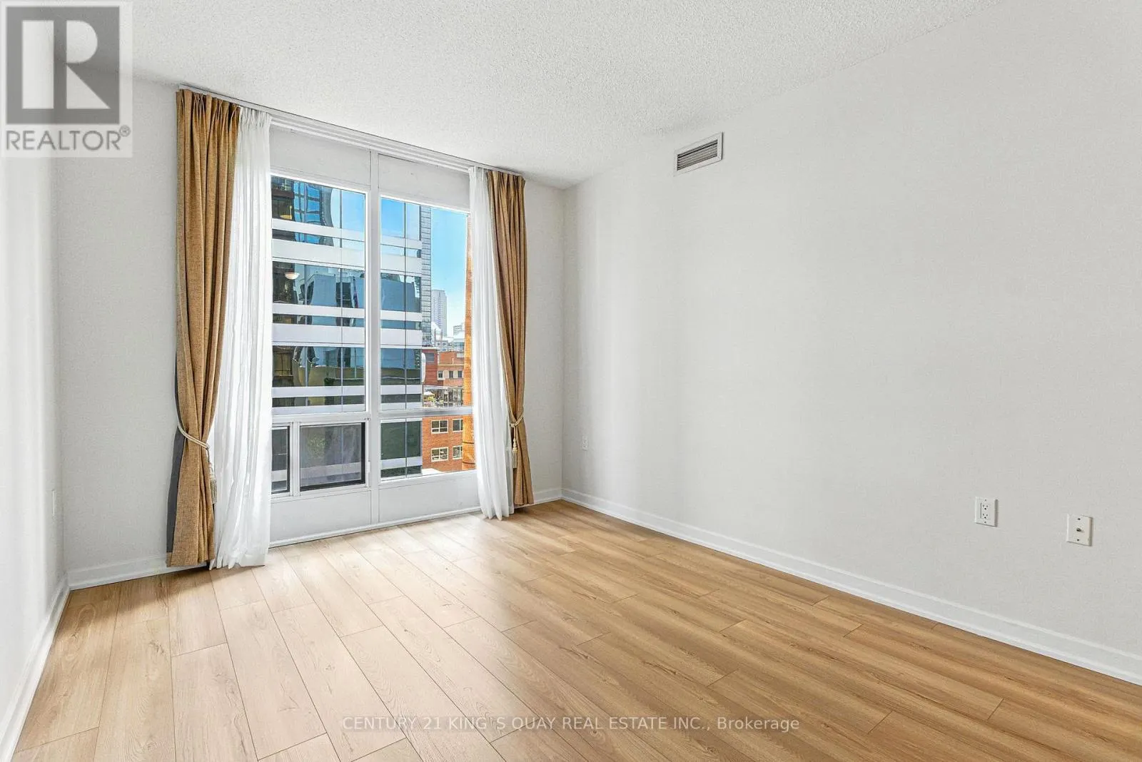 810 - 85 BLOOR STREET E