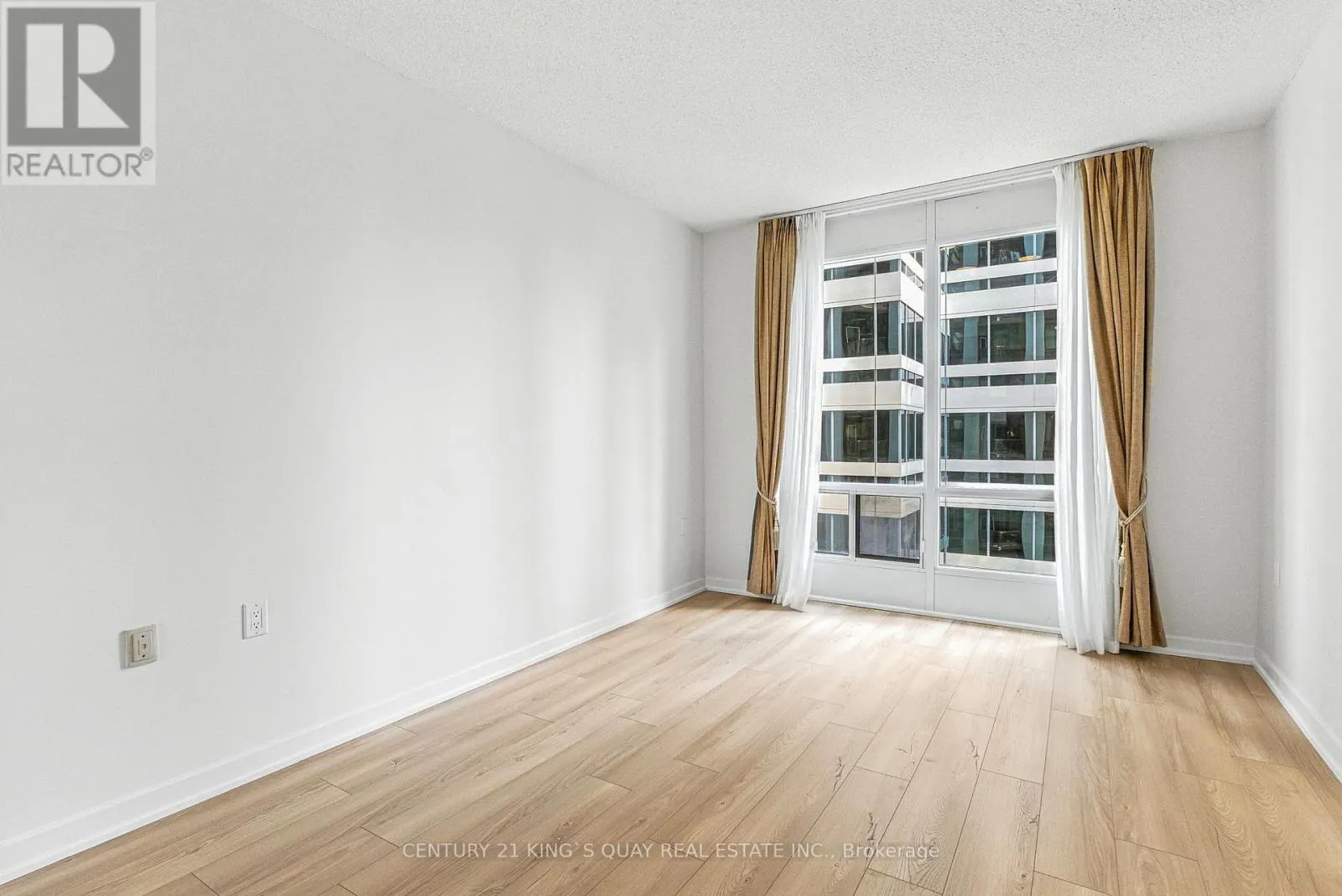 810 - 85 BLOOR STREET E