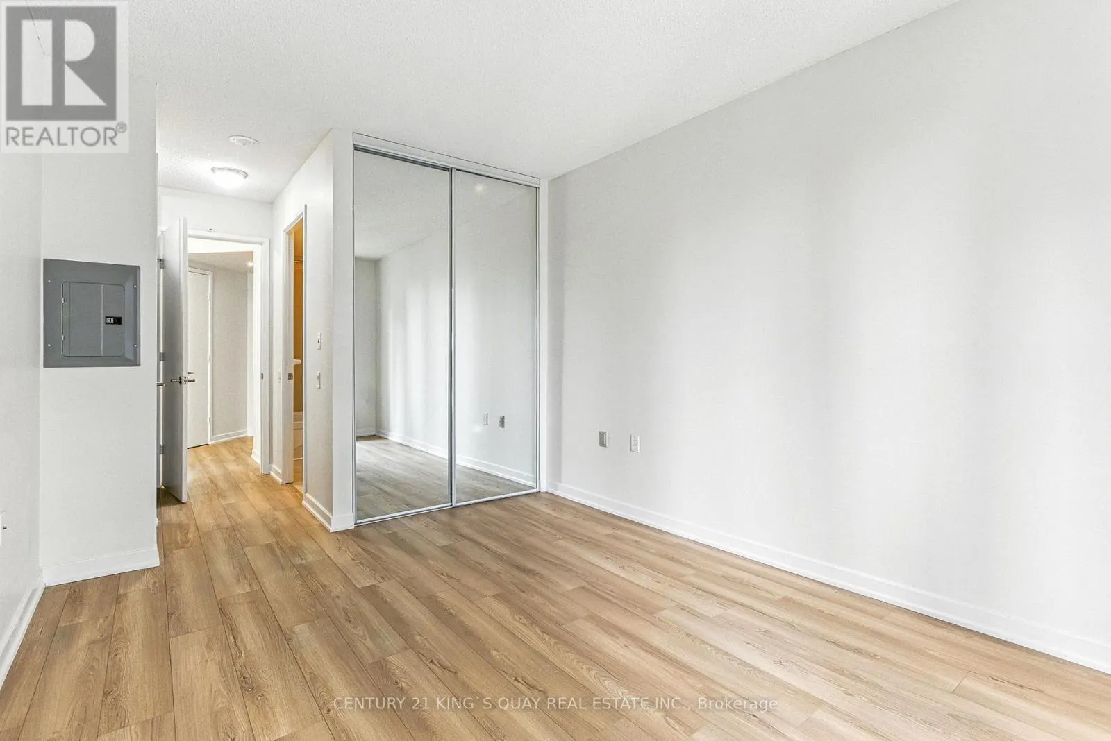 810 - 85 BLOOR STREET E
