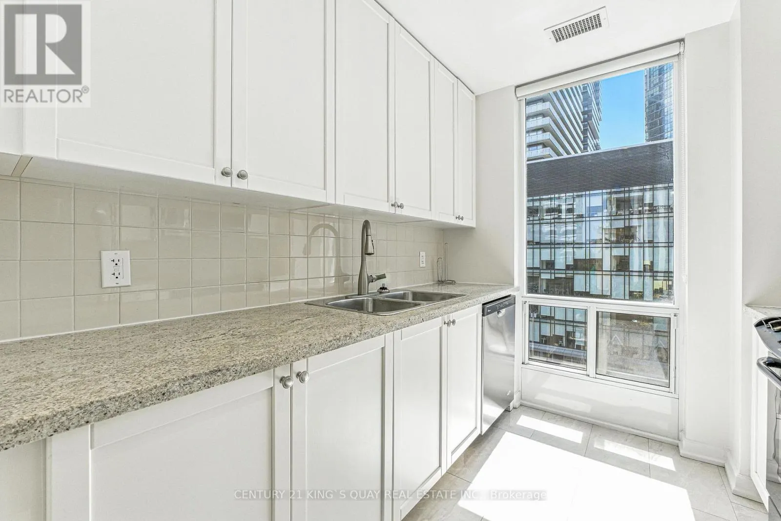 810 - 85 BLOOR STREET E