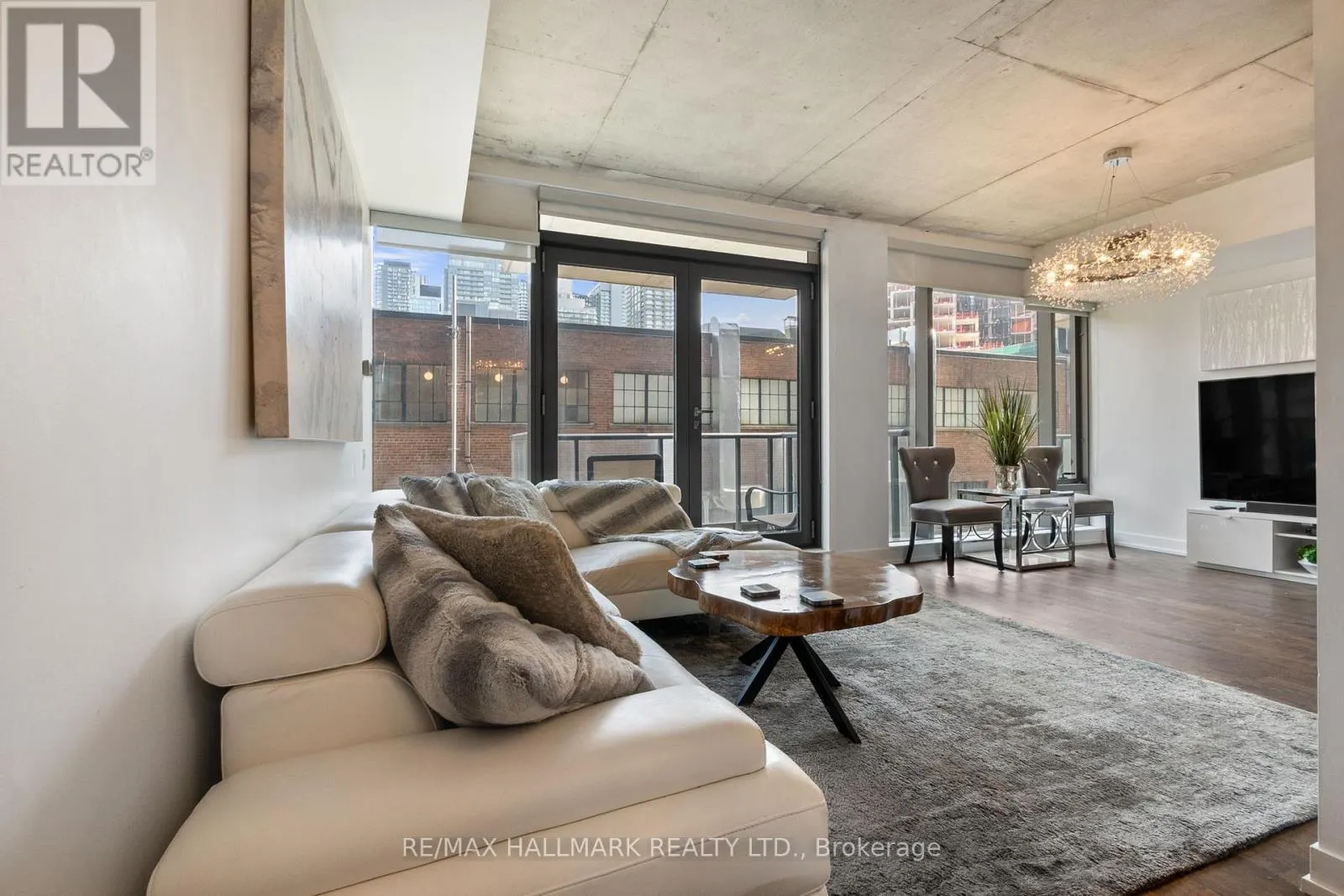 206 - 560 KING STREET W