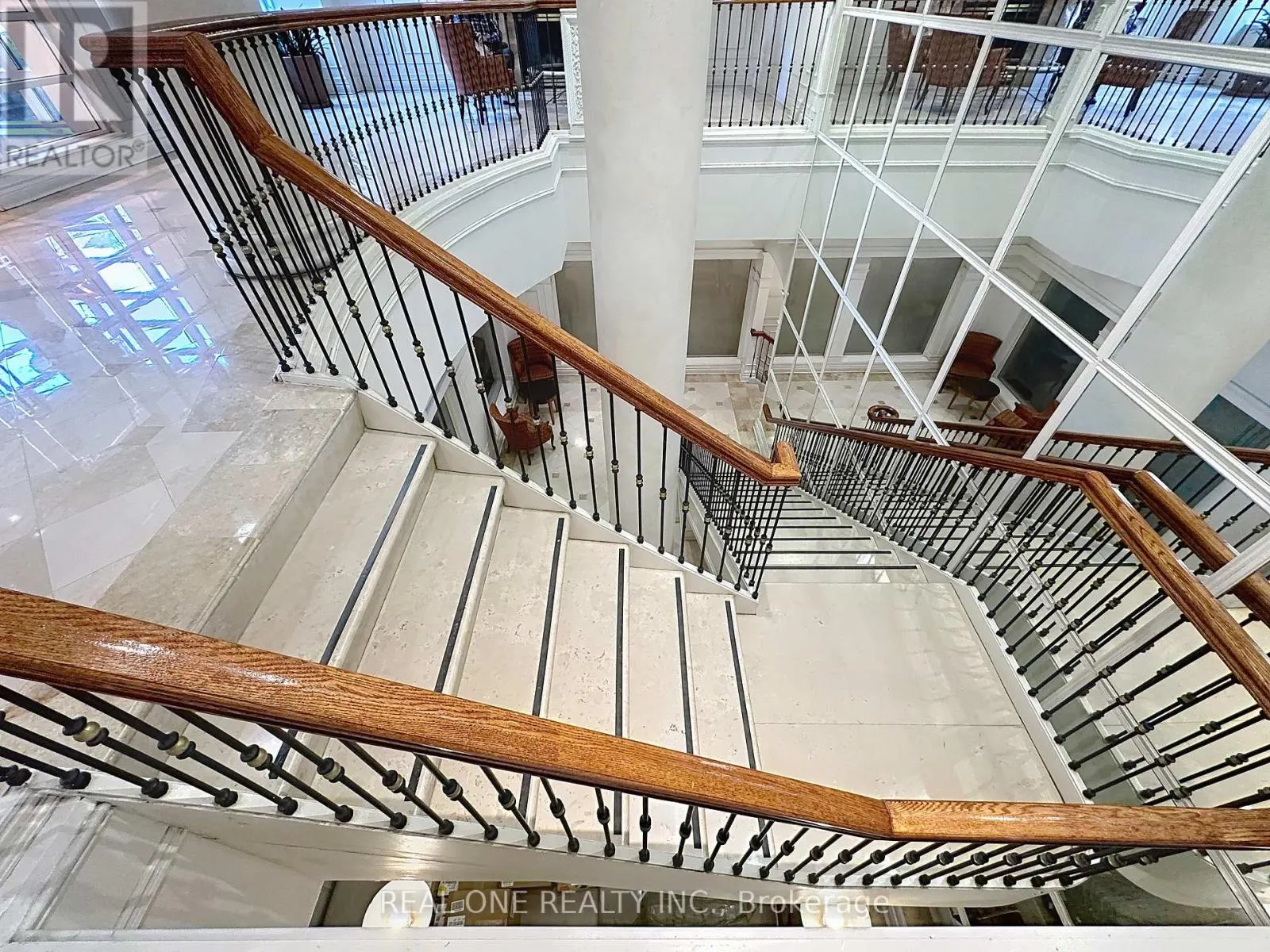 1708 - 18 SOMMERSET WAY