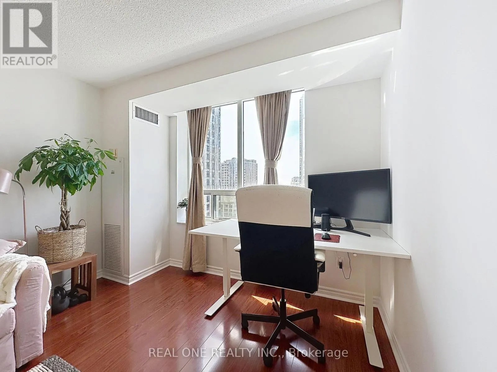 1708 - 18 SOMMERSET WAY