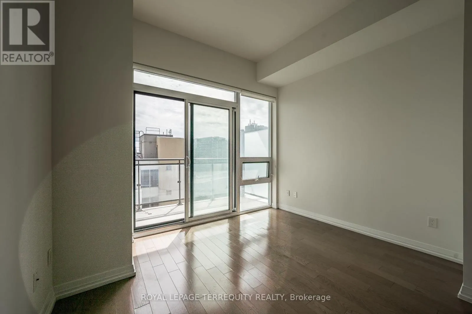1032 - 460 ADELAIDE STREET E