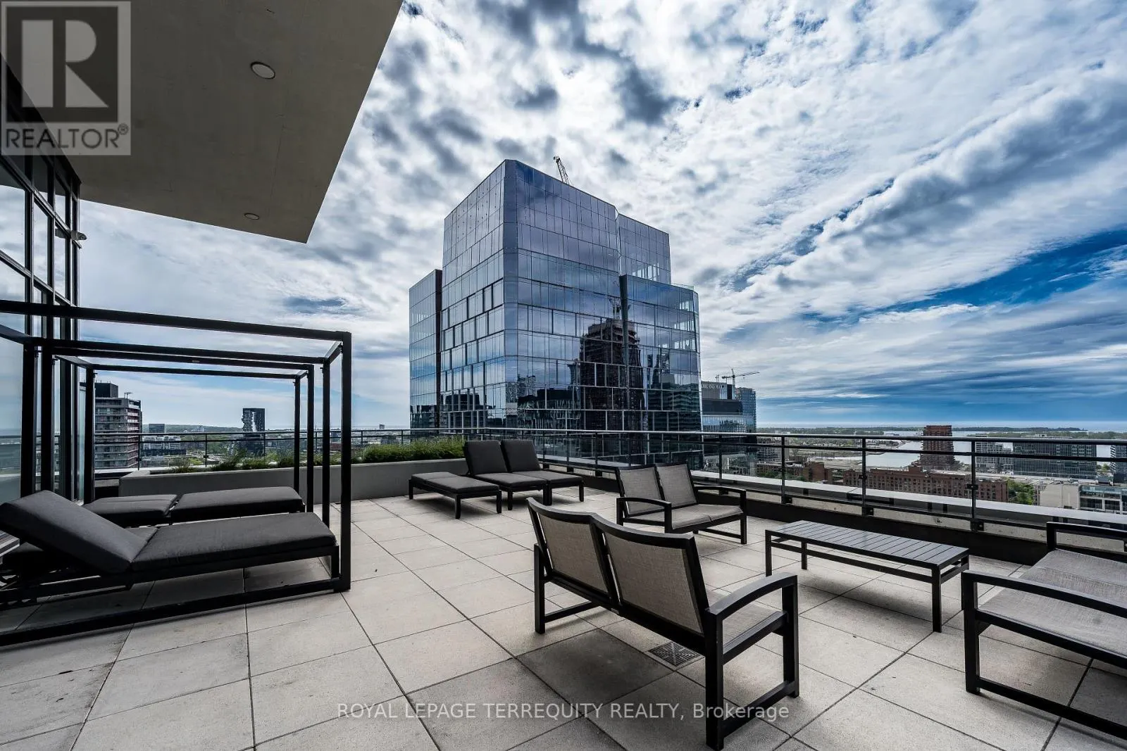 1032 - 460 ADELAIDE STREET E
