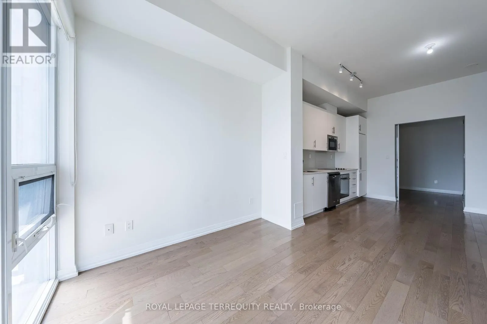 1032 - 460 ADELAIDE STREET E