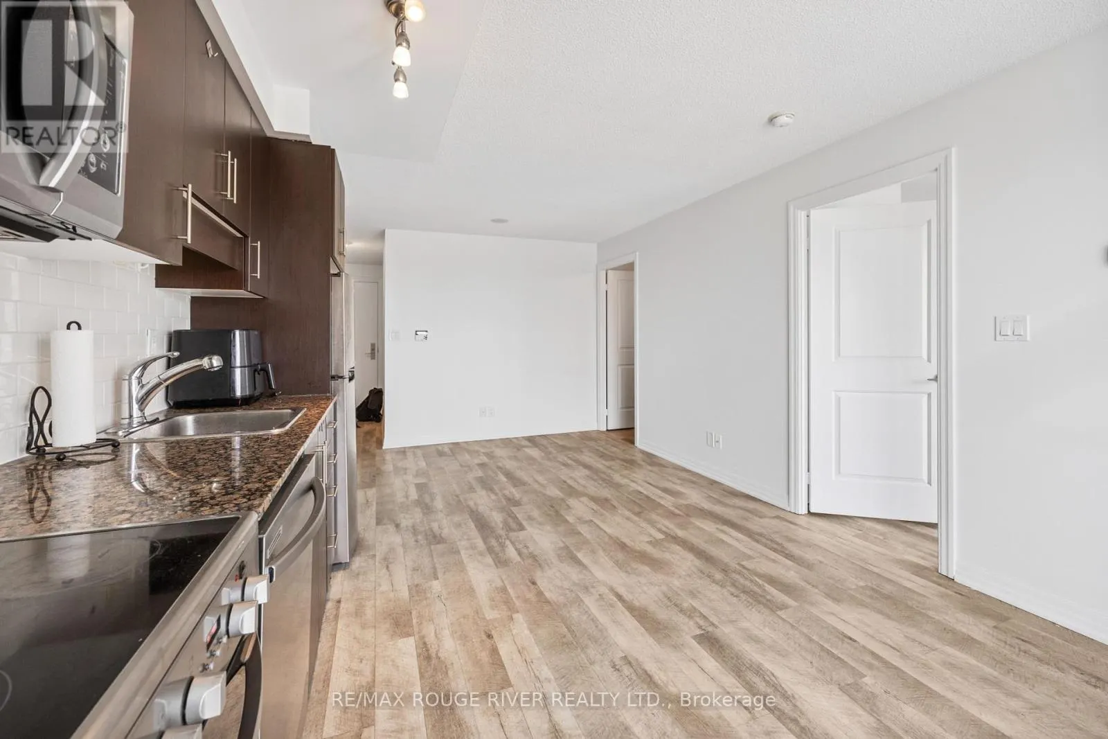 1408 - 30 HERONS HILL WAY