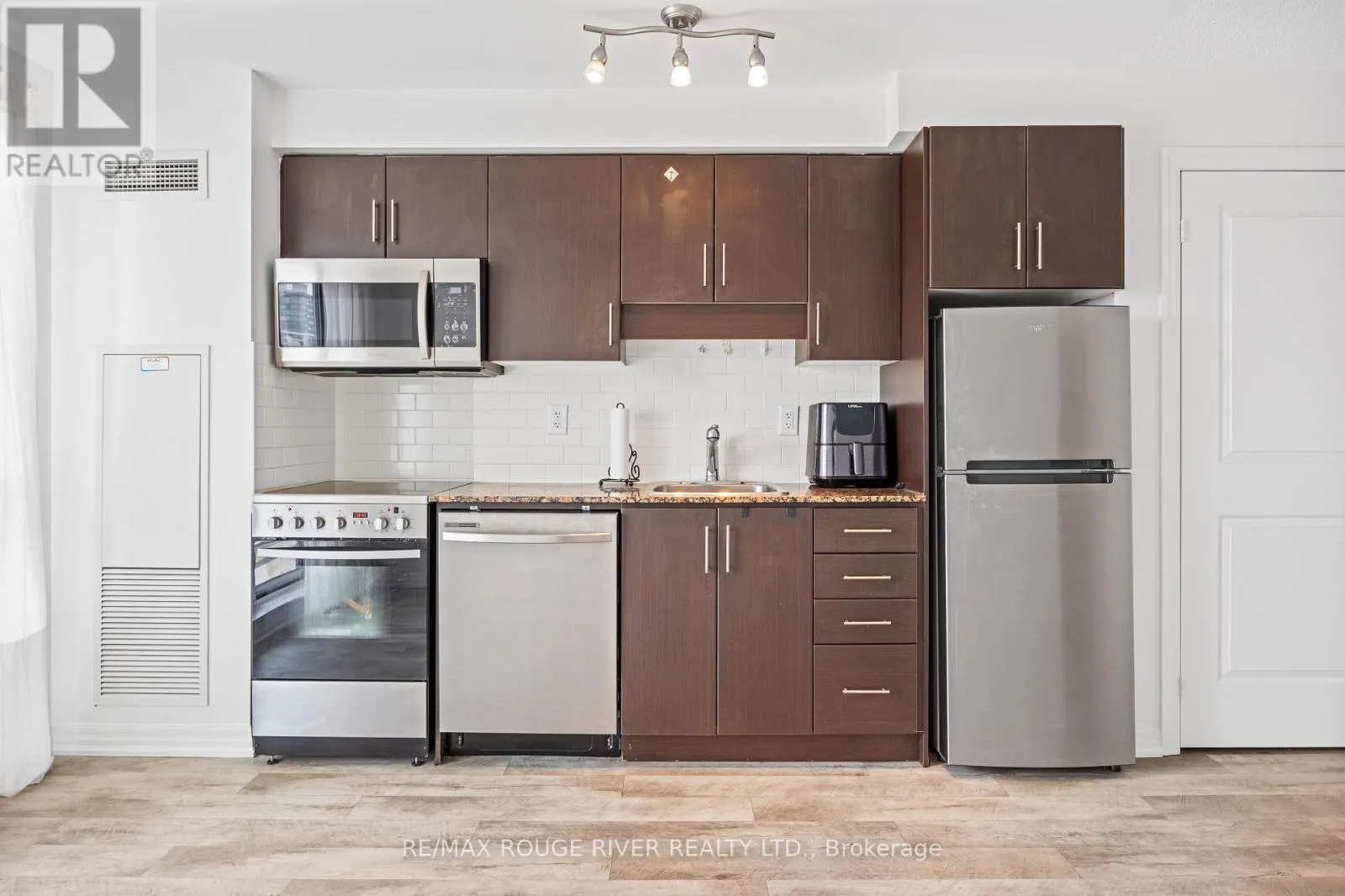 1408 - 30 HERONS HILL WAY