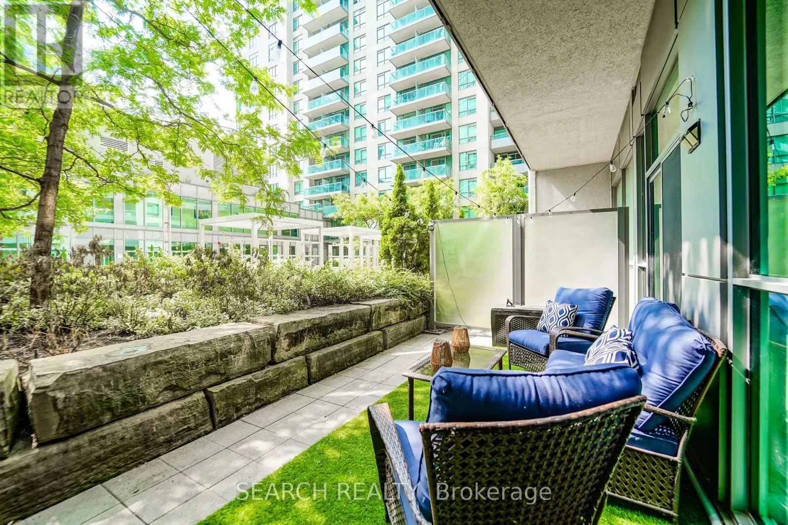 201 - 19 GRAND TRUNK CRESCENT