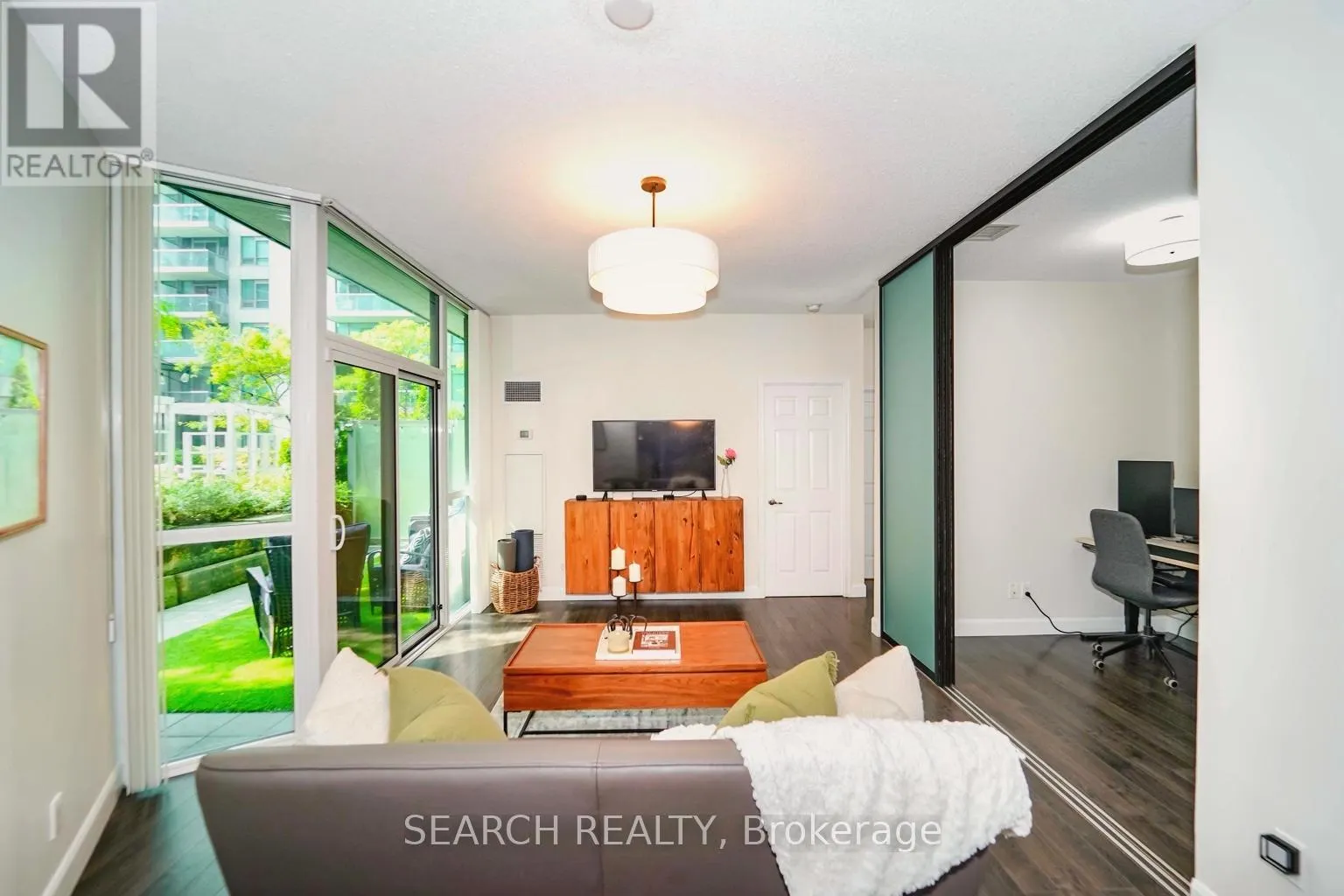 201 - 19 GRAND TRUNK CRESCENT