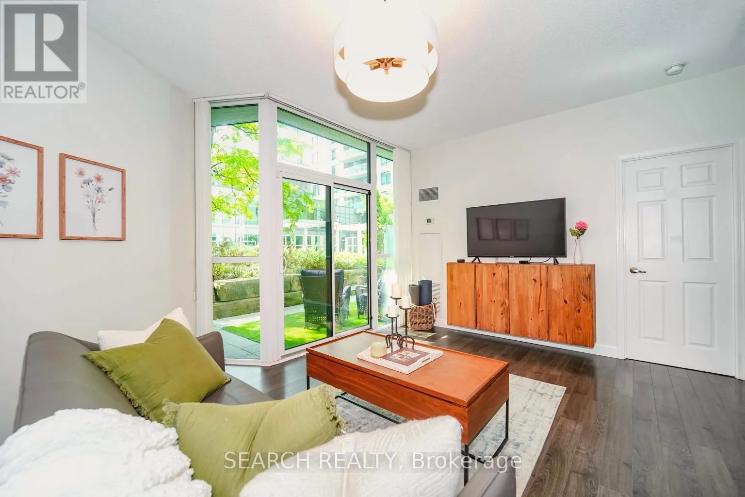 201 - 19 GRAND TRUNK CRESCENT