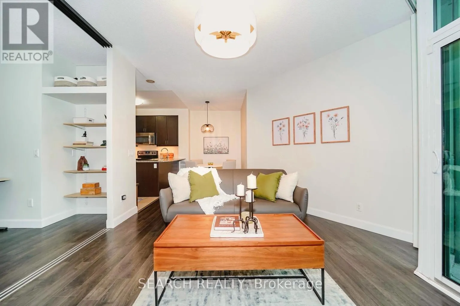 201 - 19 GRAND TRUNK CRESCENT