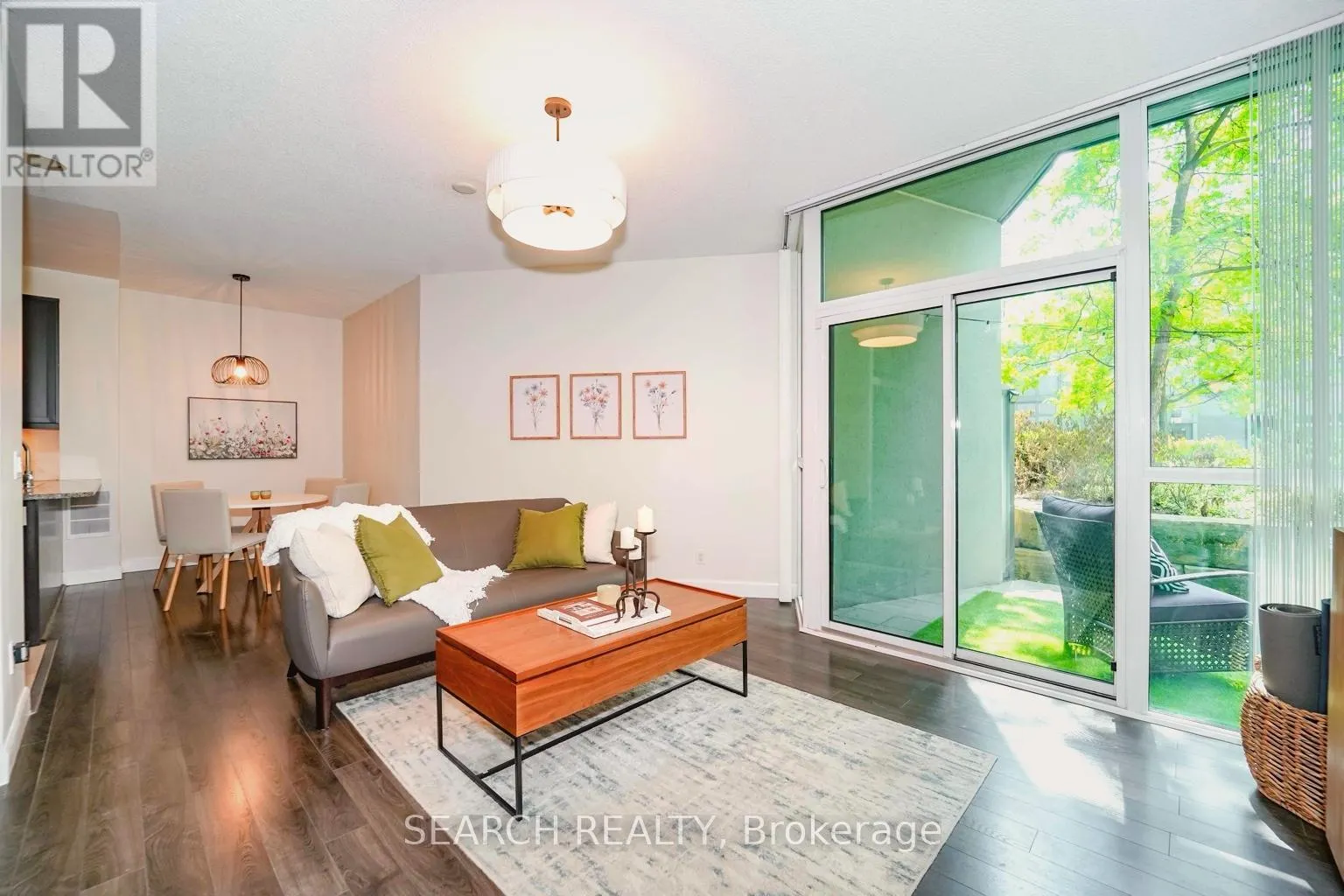 201 - 19 GRAND TRUNK CRESCENT