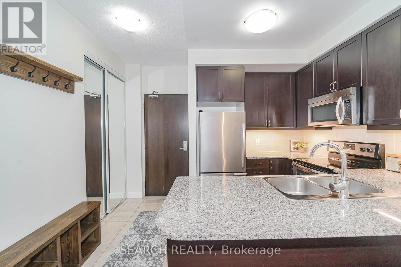 201 - 19 GRAND TRUNK CRESCENT