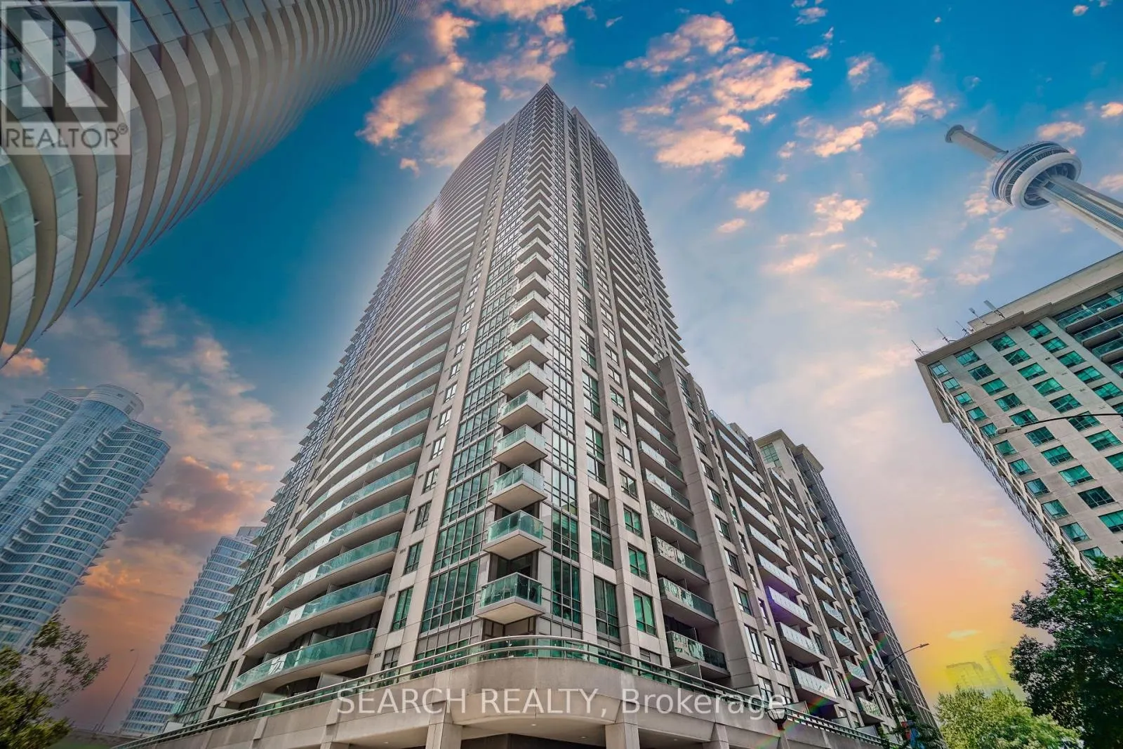 201 - 19 GRAND TRUNK CRESCENT
