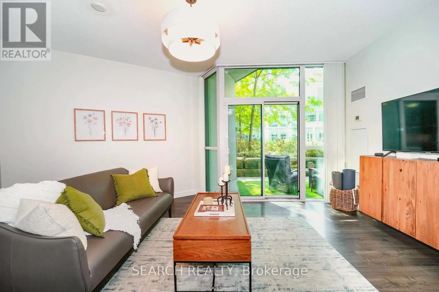 201 - 19 GRAND TRUNK CRESCENT