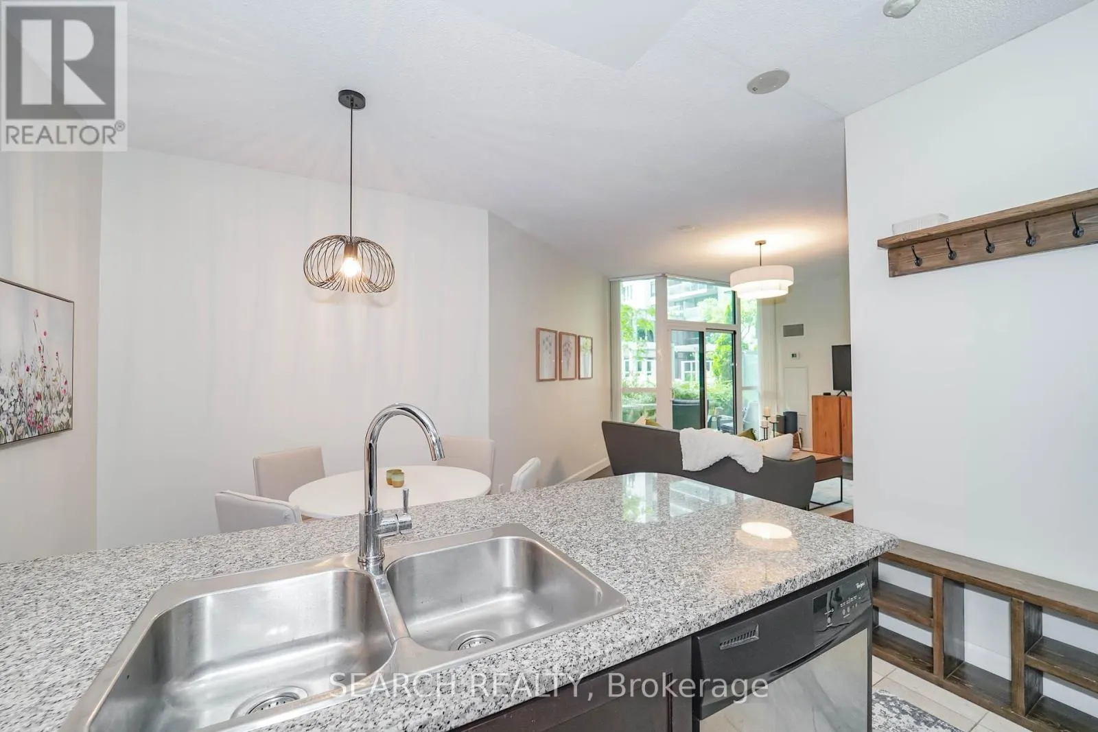 201 - 19 GRAND TRUNK CRESCENT
