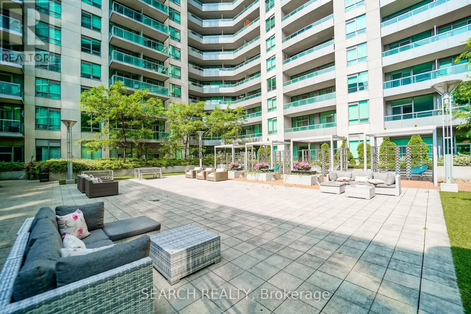 201 - 19 GRAND TRUNK CRESCENT