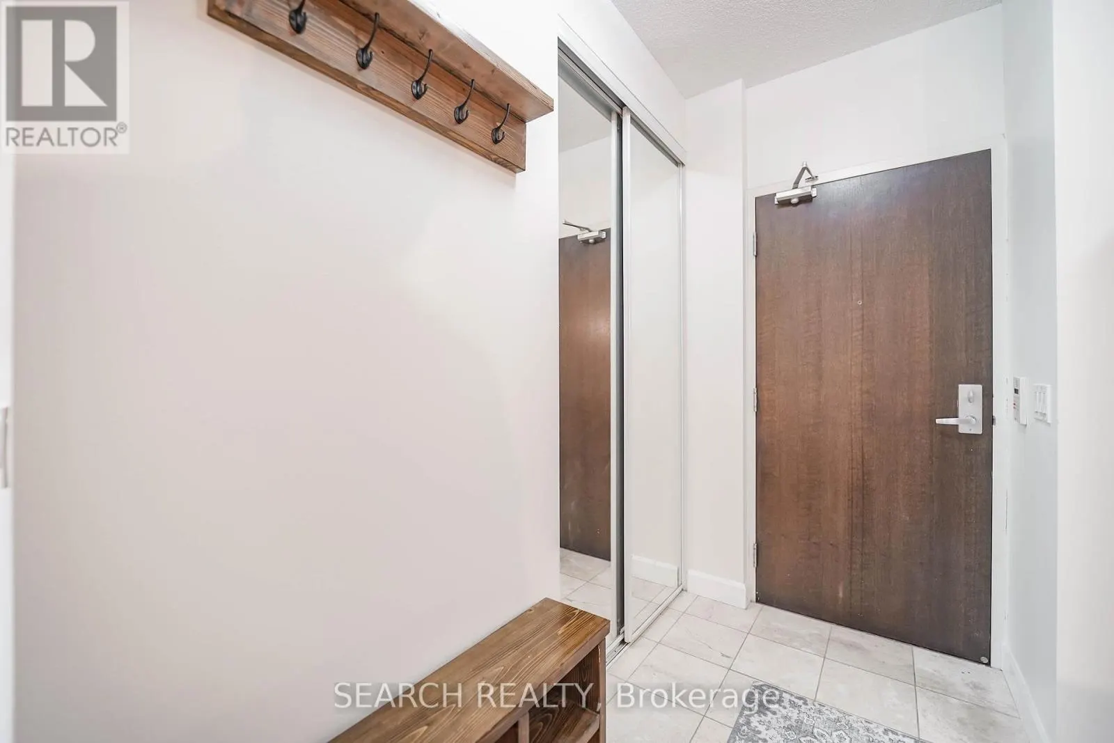 201 - 19 GRAND TRUNK CRESCENT