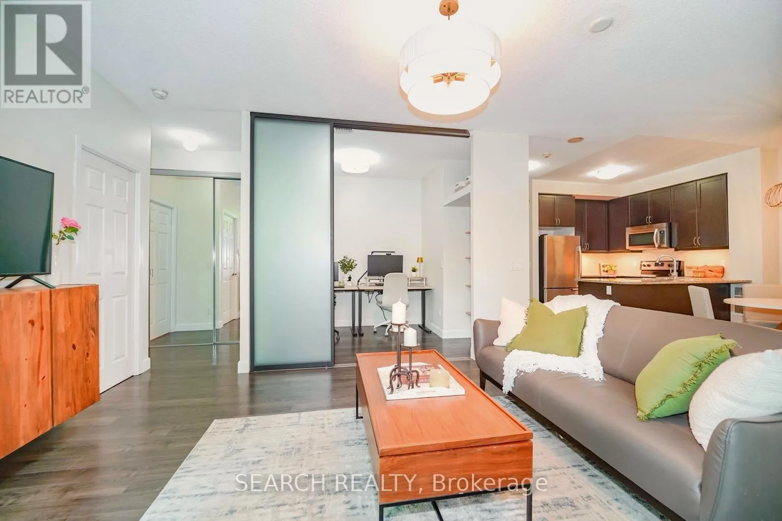 201 - 19 GRAND TRUNK CRESCENT