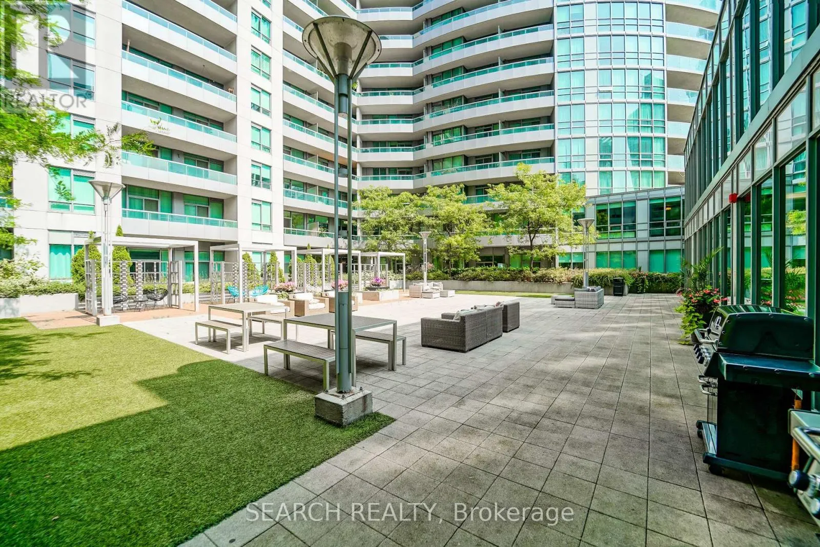 201 - 19 GRAND TRUNK CRESCENT