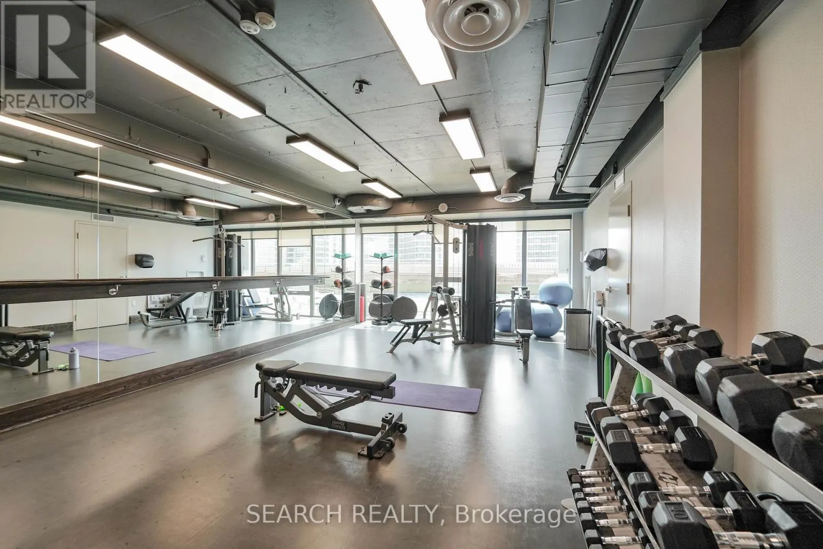 201 - 19 GRAND TRUNK CRESCENT