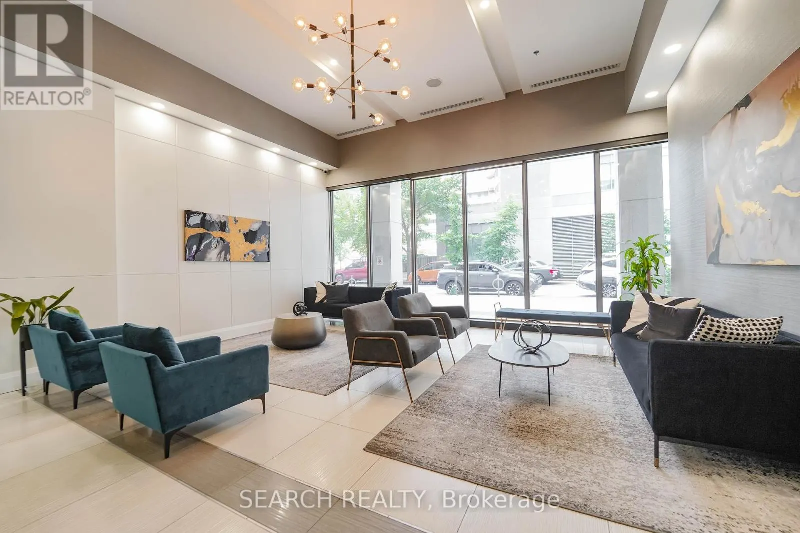 201 - 19 GRAND TRUNK CRESCENT