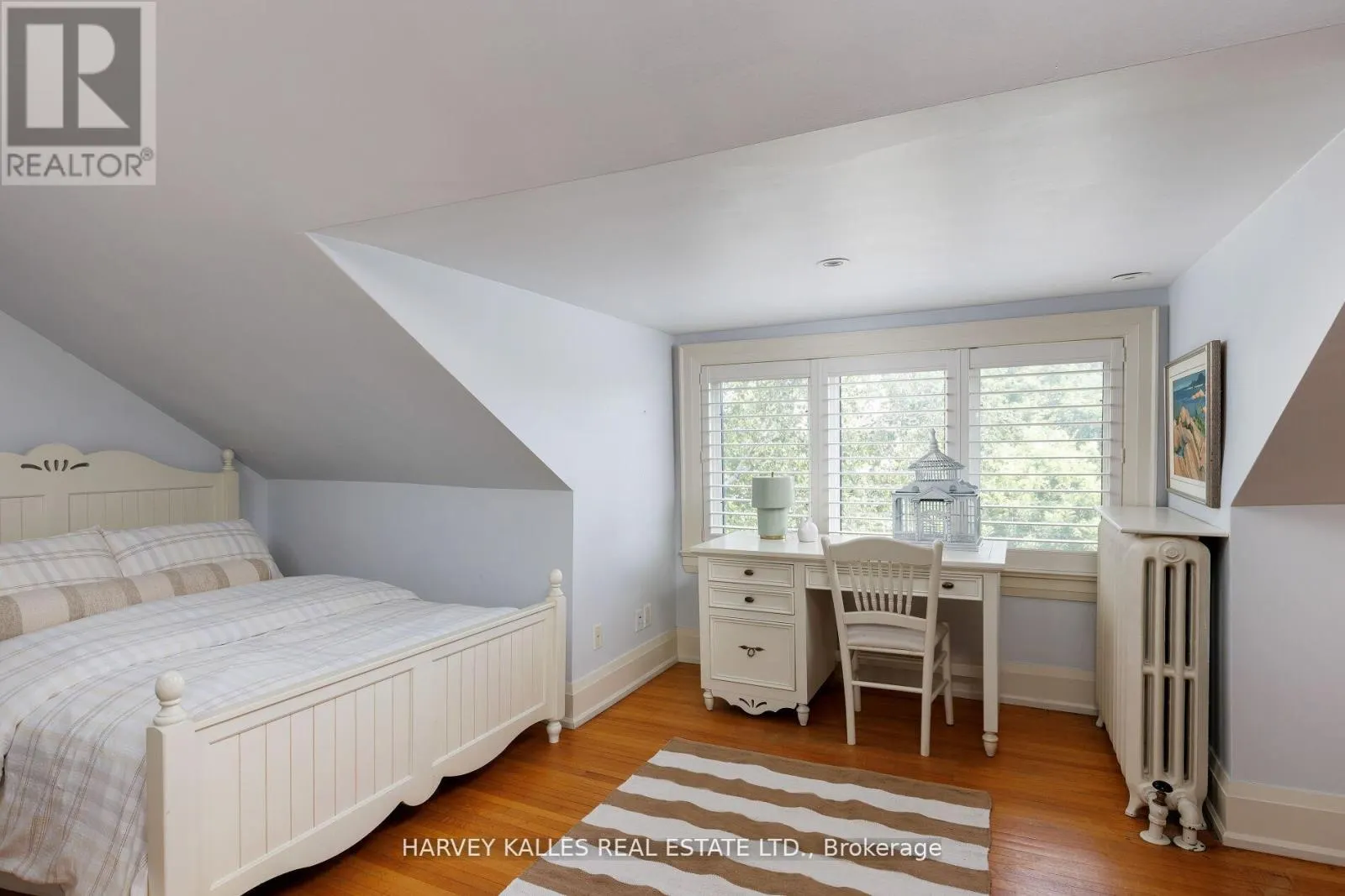 8 EDGEWOOD CRESCENT