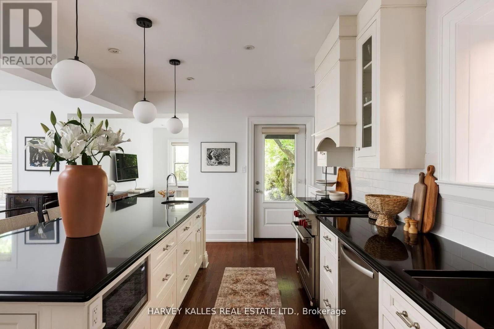 8 EDGEWOOD CRESCENT