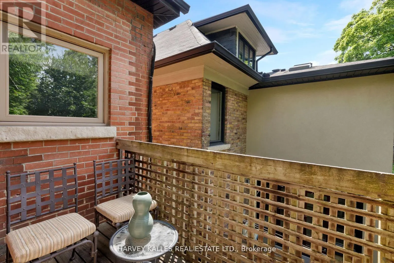 8 EDGEWOOD CRESCENT