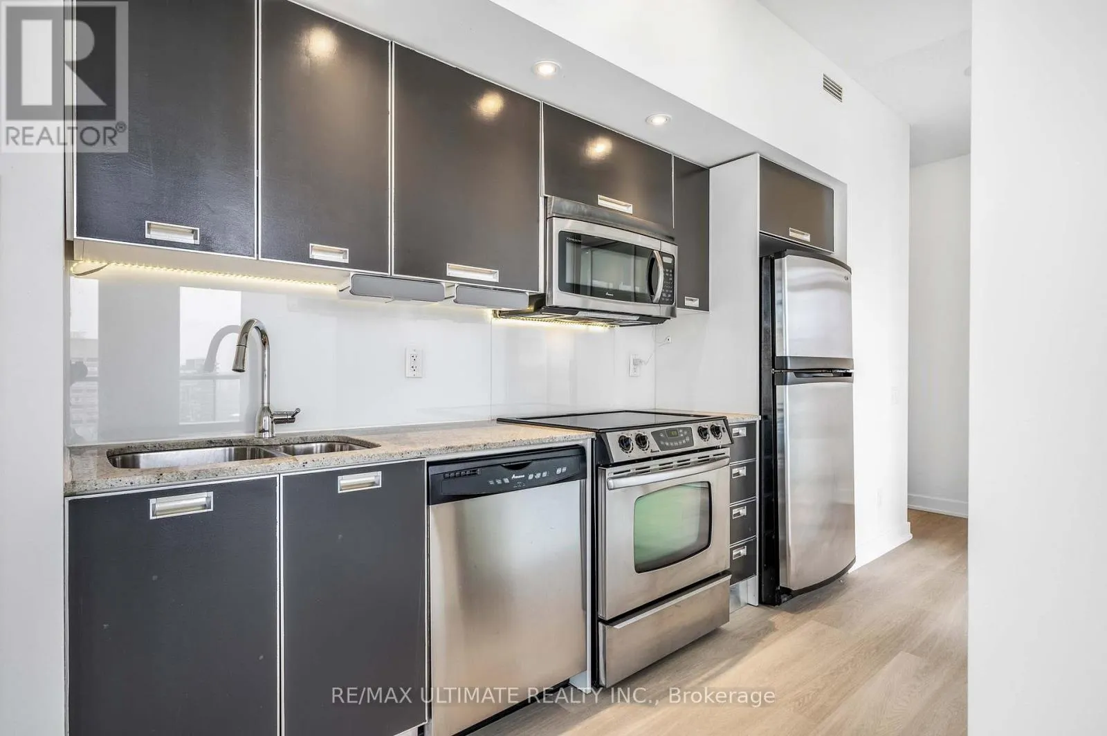 3808 - 33 CHARLES STREET E