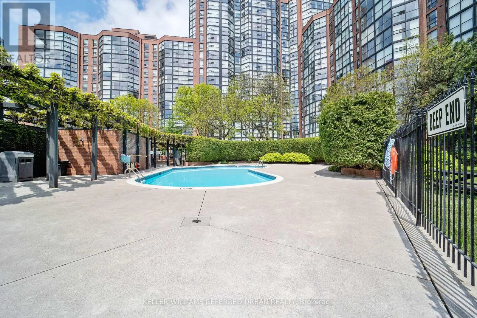 802 - 705 KING STREET W