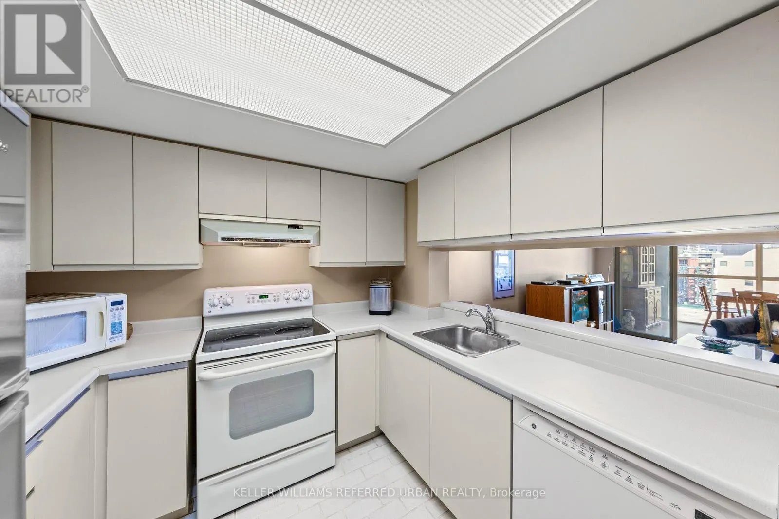 802 - 705 KING STREET W