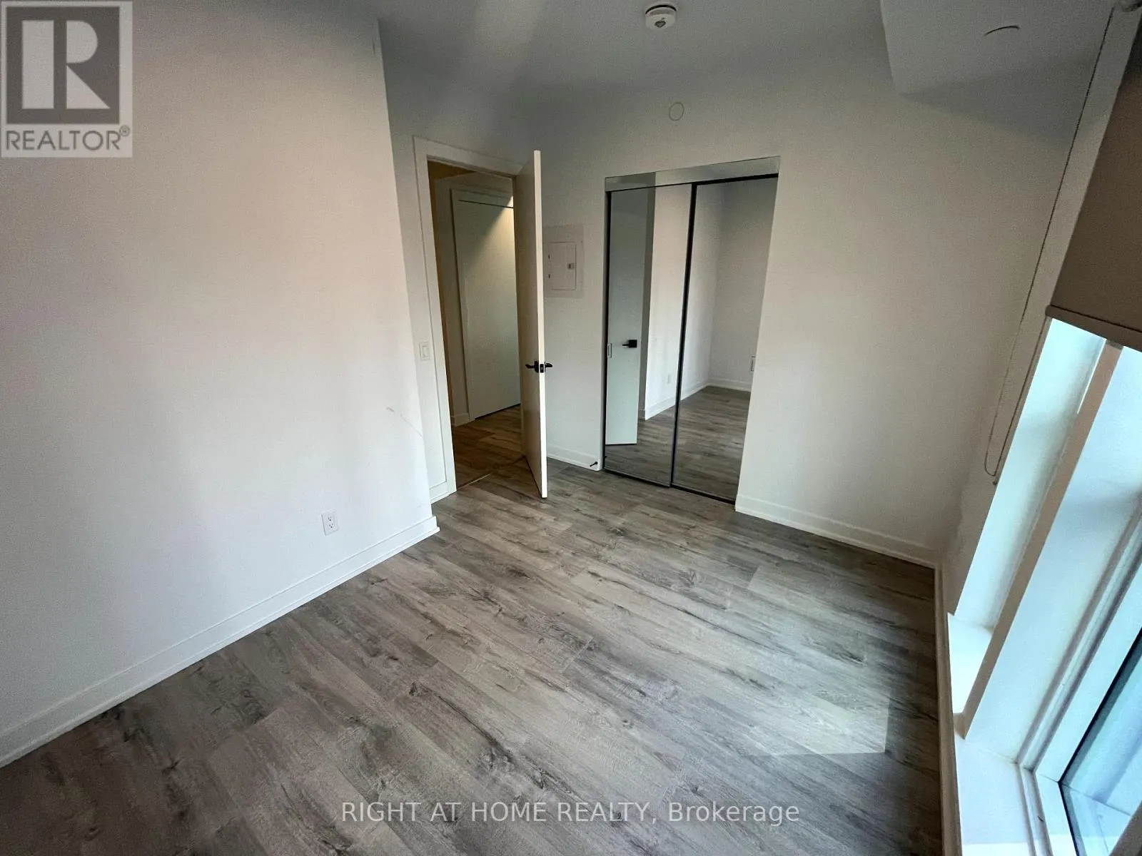 1106 - 327 KING STREET W