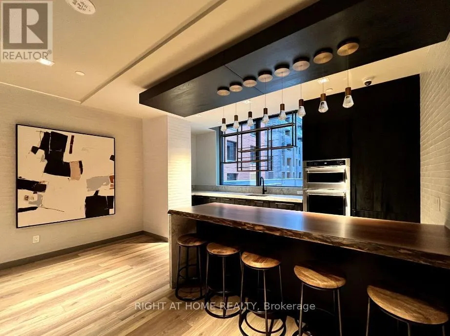 1106 - 327 KING STREET W