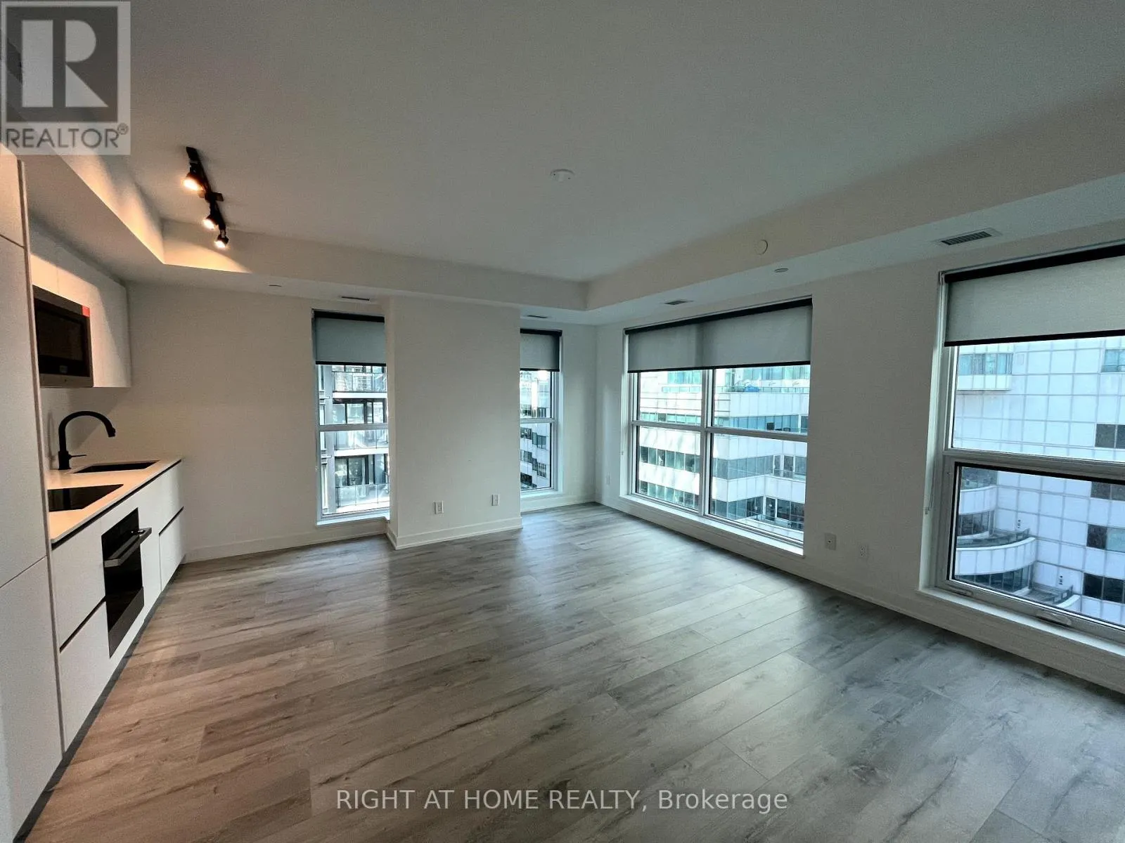 1106 - 327 KING STREET W