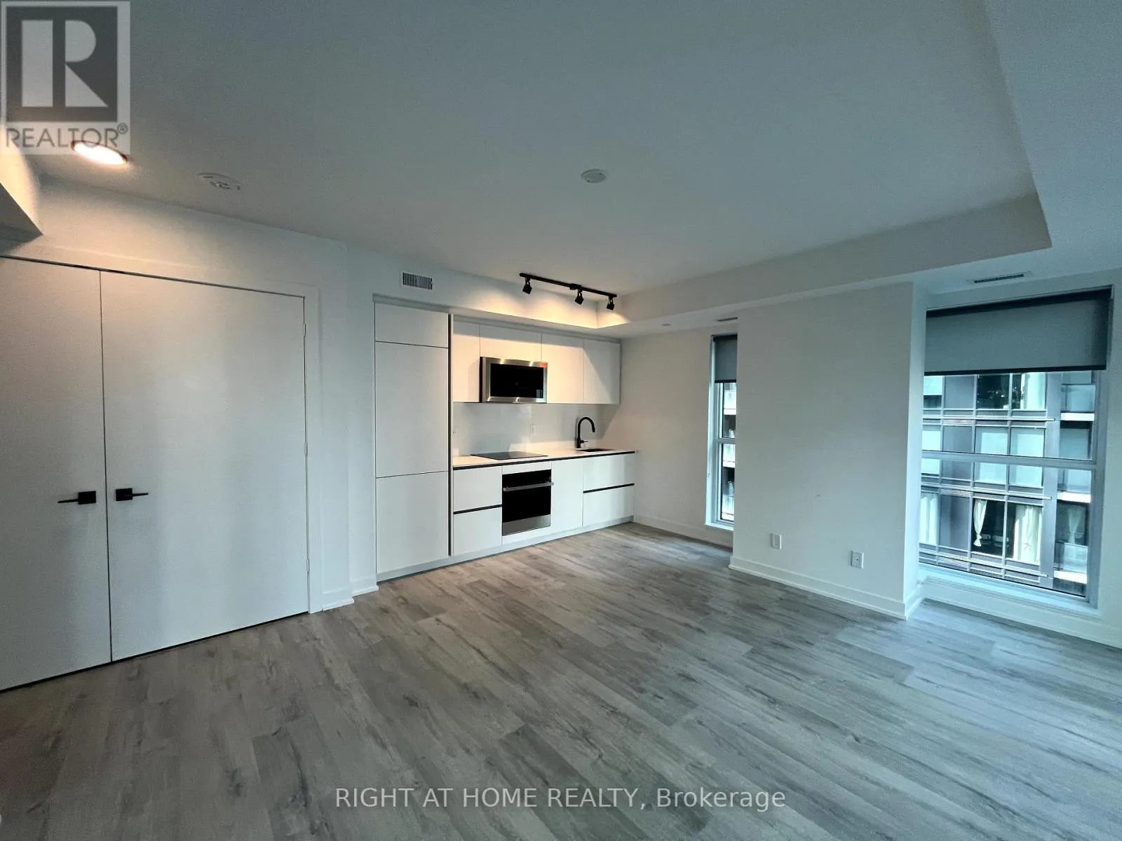 1106 - 327 KING STREET W