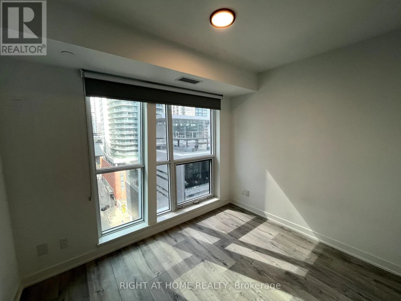 1106 - 327 KING STREET W
