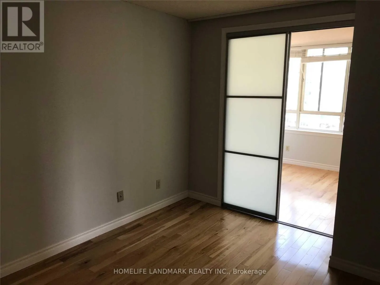 1122 - 633 BAY STREET