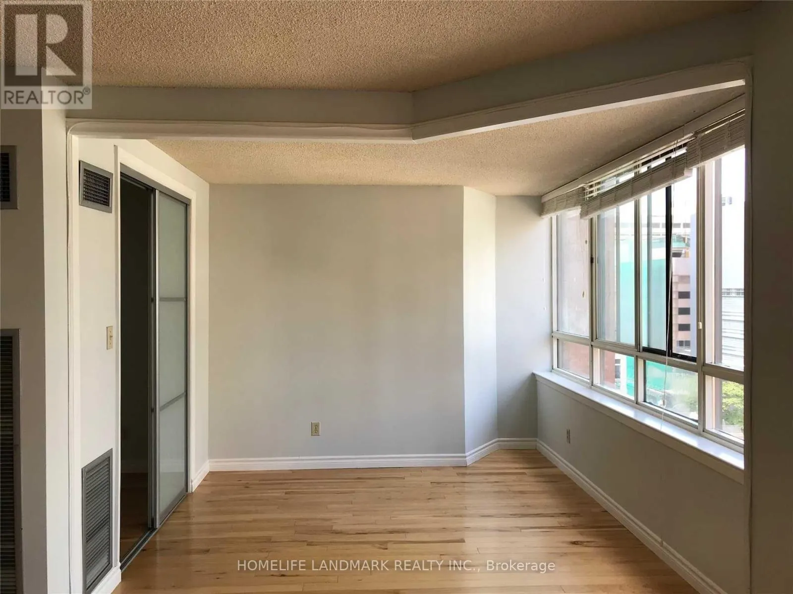 1122 - 633 BAY STREET
