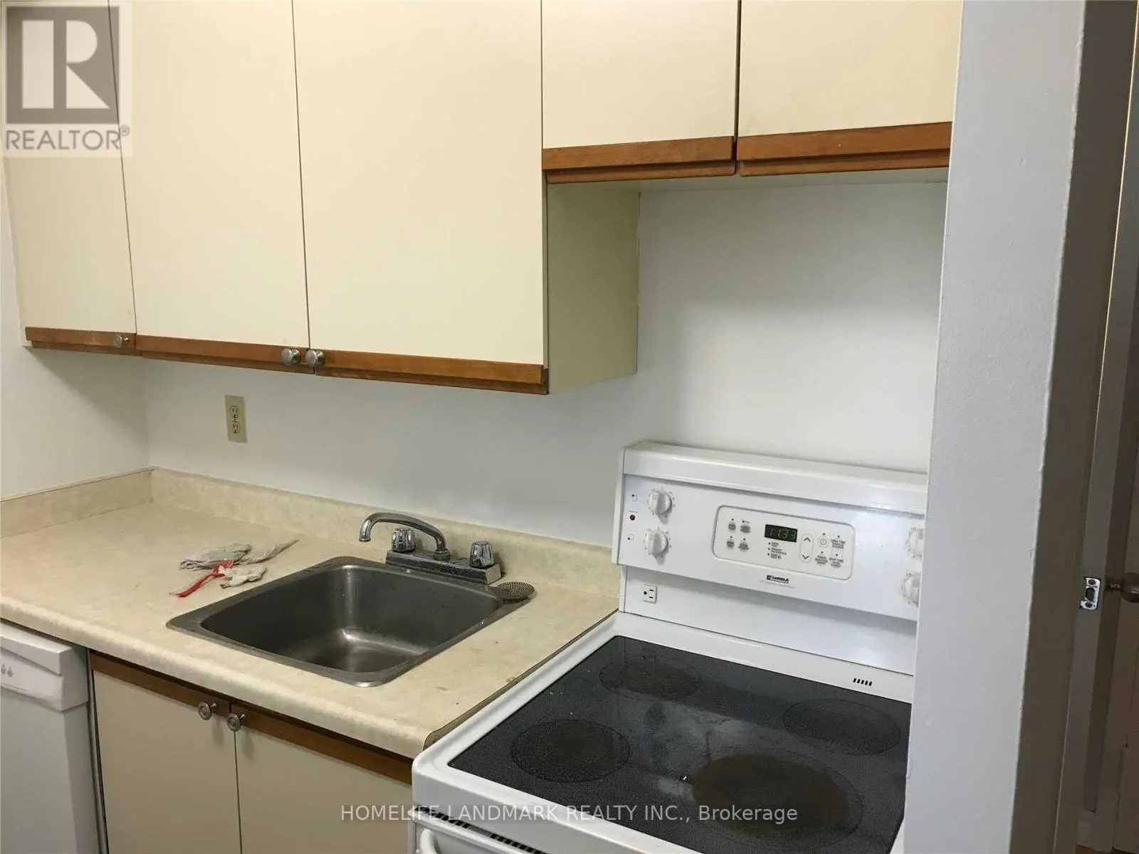 1122 - 633 BAY STREET