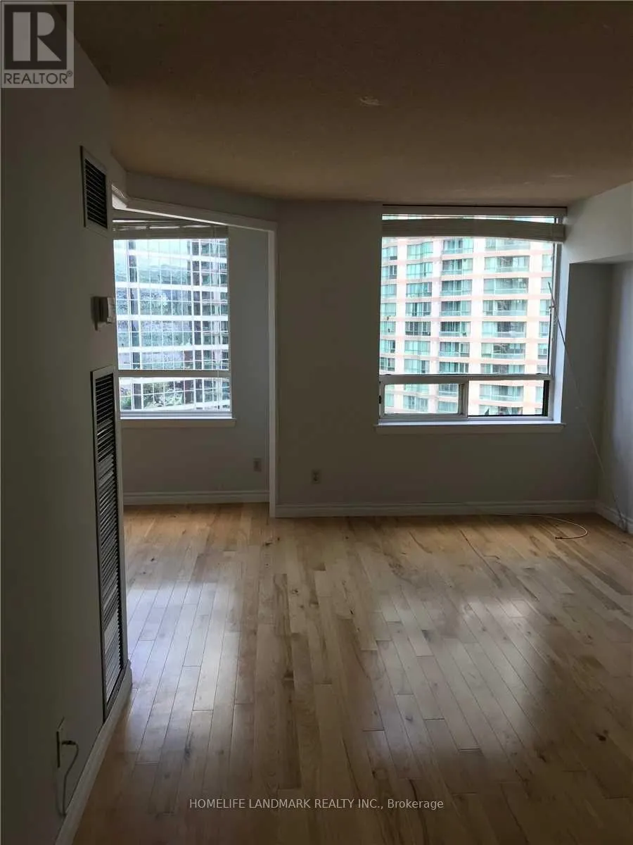 1122 - 633 BAY STREET