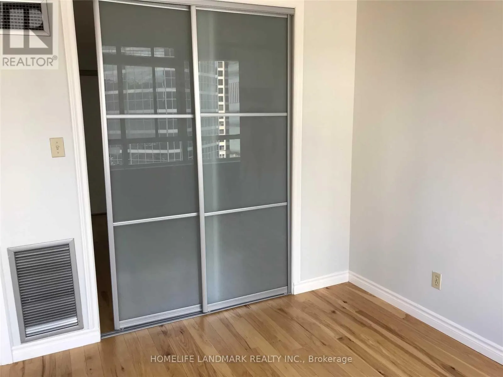 1122 - 633 BAY STREET