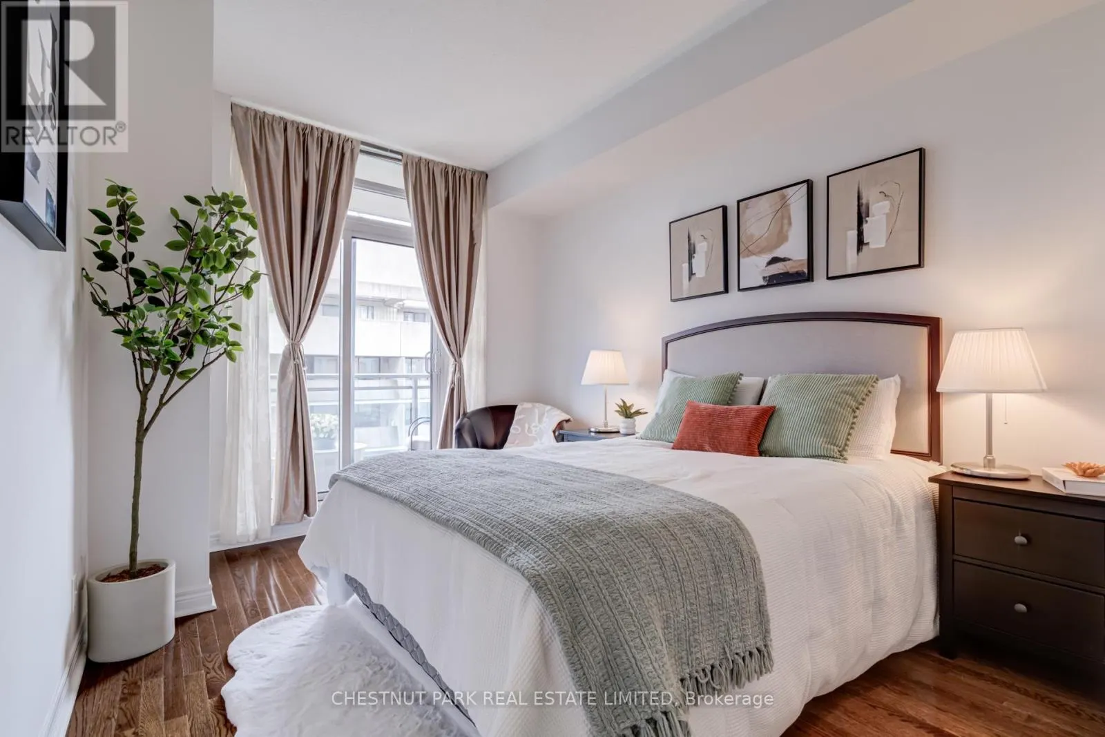 1711 - 736 SPADINA AVENUE