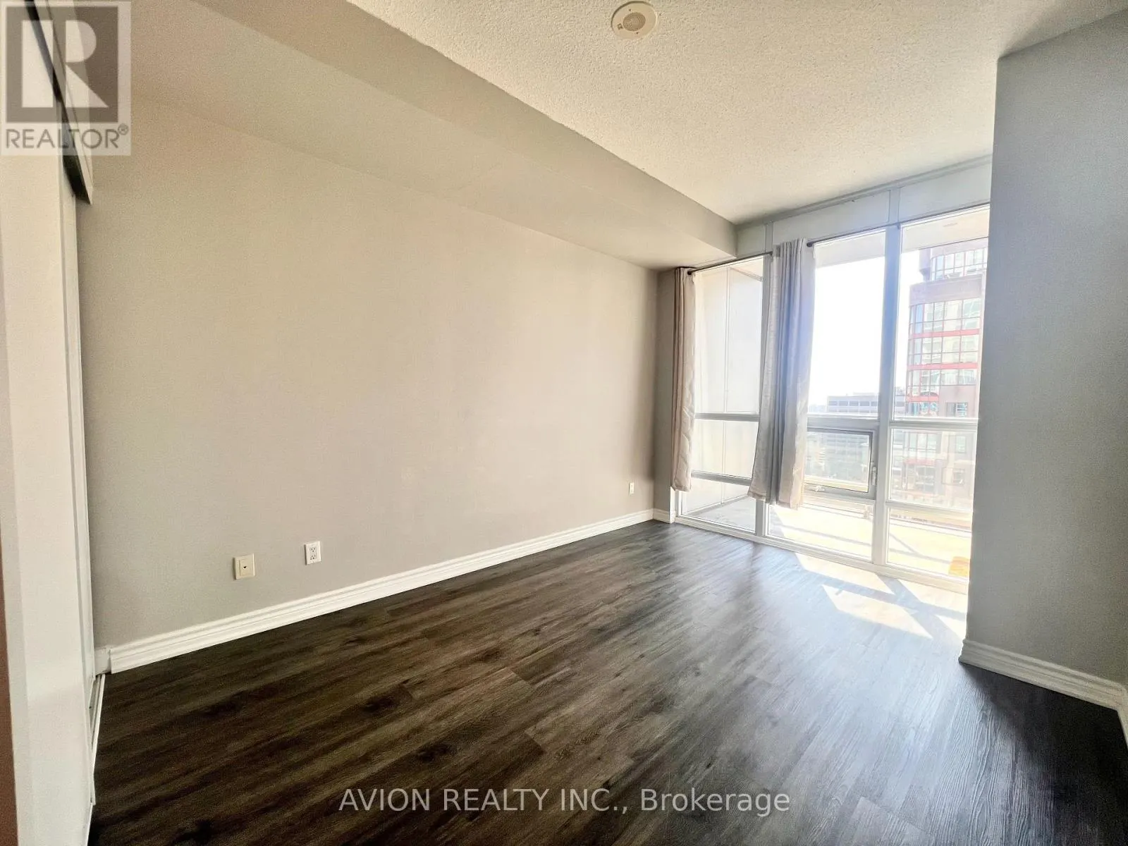2610 - 761 BAY STREET