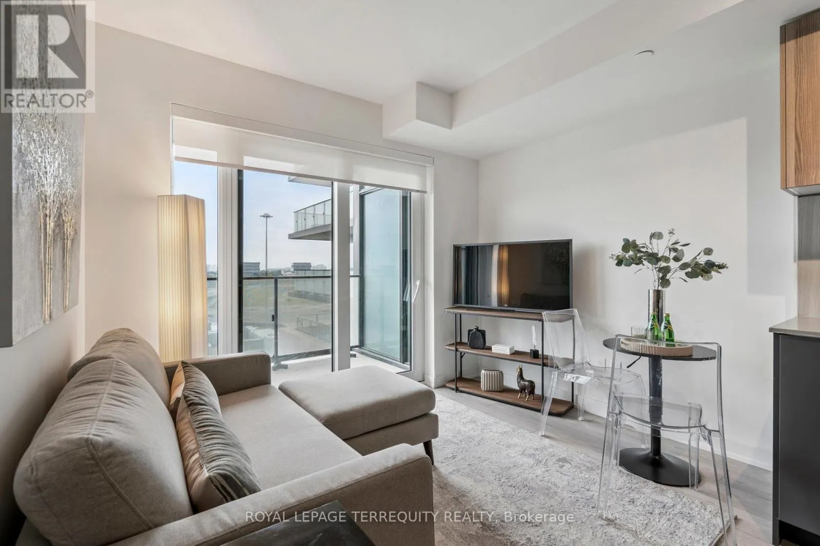 809 - 8 TIPPETT ROAD