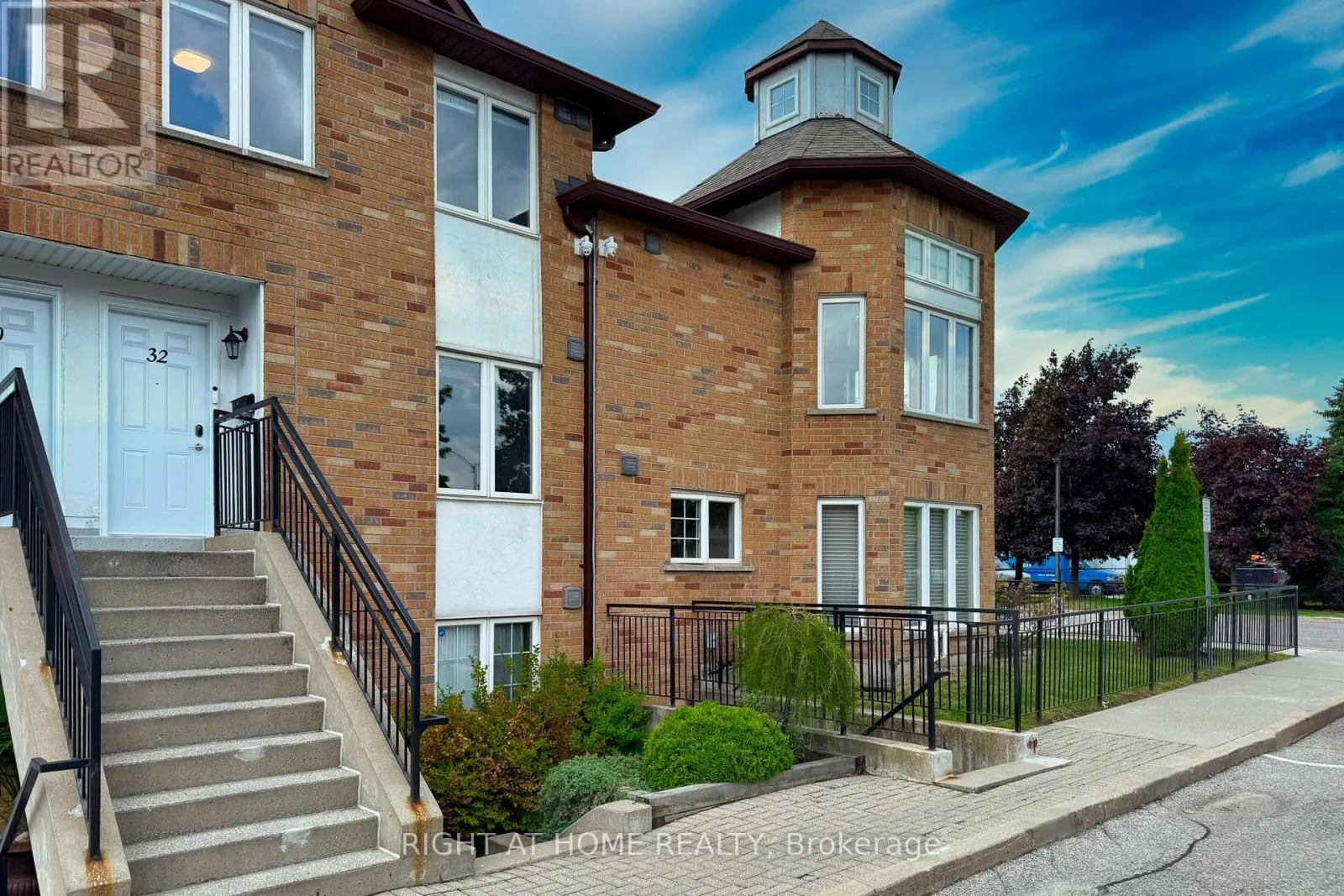 32 - 988 SHEPPARD AVENUE W