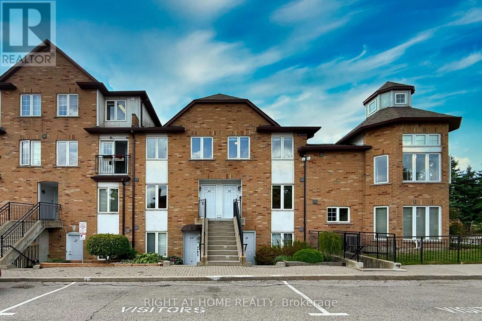 32 - 988 SHEPPARD AVENUE W