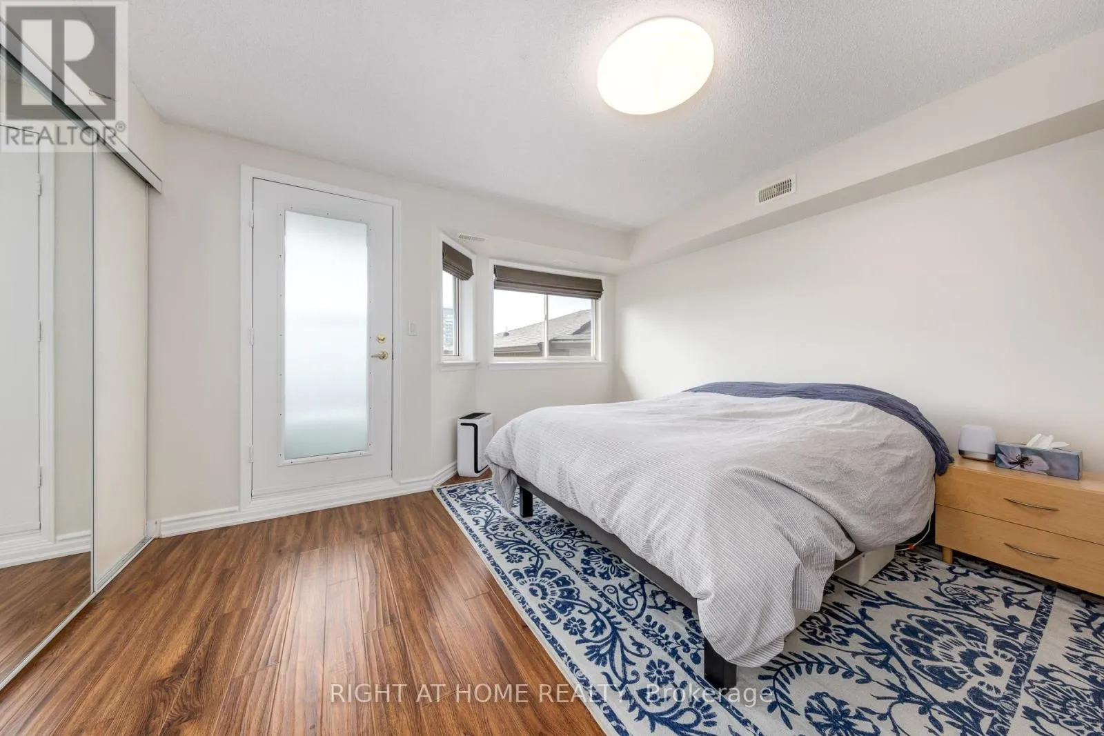 32 - 988 SHEPPARD AVENUE W