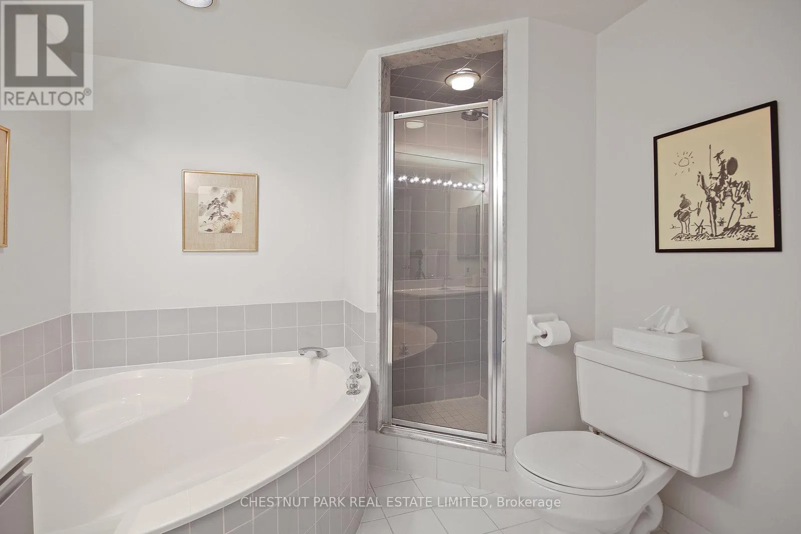 511 - 215 THE DONWAY W